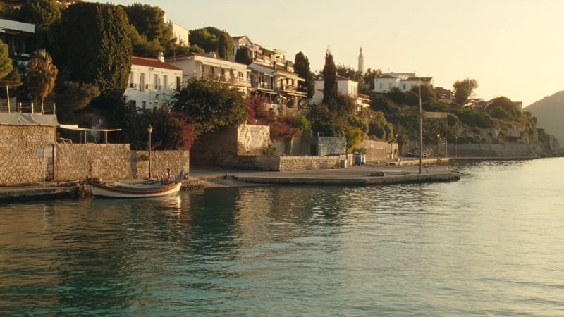 Altın saatte Bodrum limanında beyaz evler ve balıkçı tekneleri