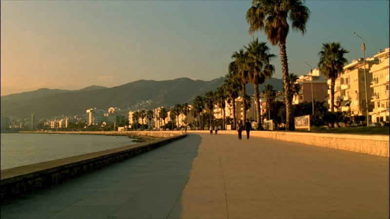 Altın saatte İzmir Kordon’da palmiyeli sahil yolu ve körfez